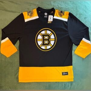 NHL Bruins Black and Gold Hockey Jersey, Size: XL. (6018)